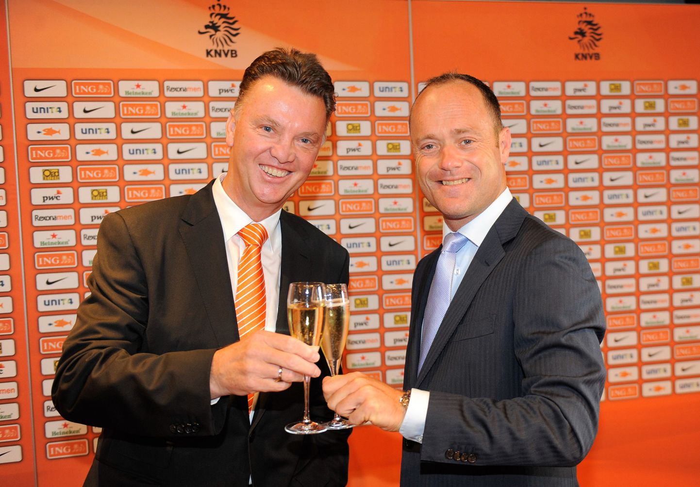 Louis van Gaal (vasakul) tähistamas Hollandi koondise treeneriks saamist.