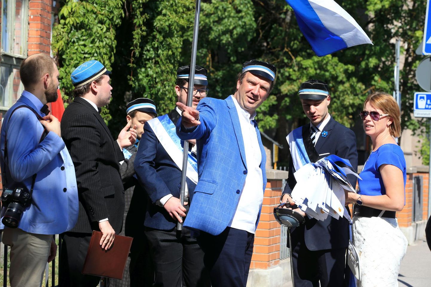 Indrek Mustimets Eesti lipu 135 aastapäeva tähistamise rongkäigul EÜS maja juures.