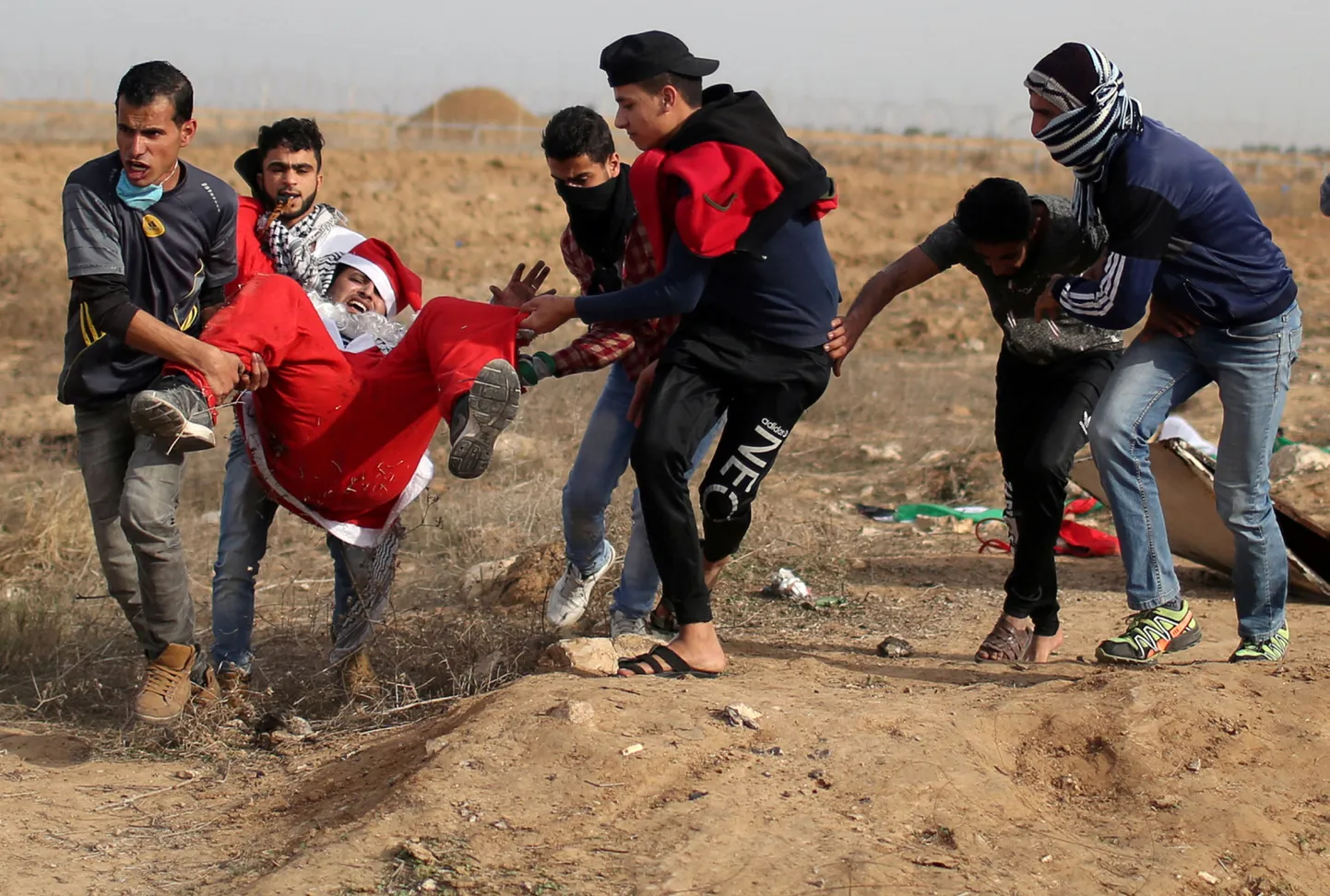 Haavatud palestiinlase evakueerimine Gaza sektori piiri lähistel.