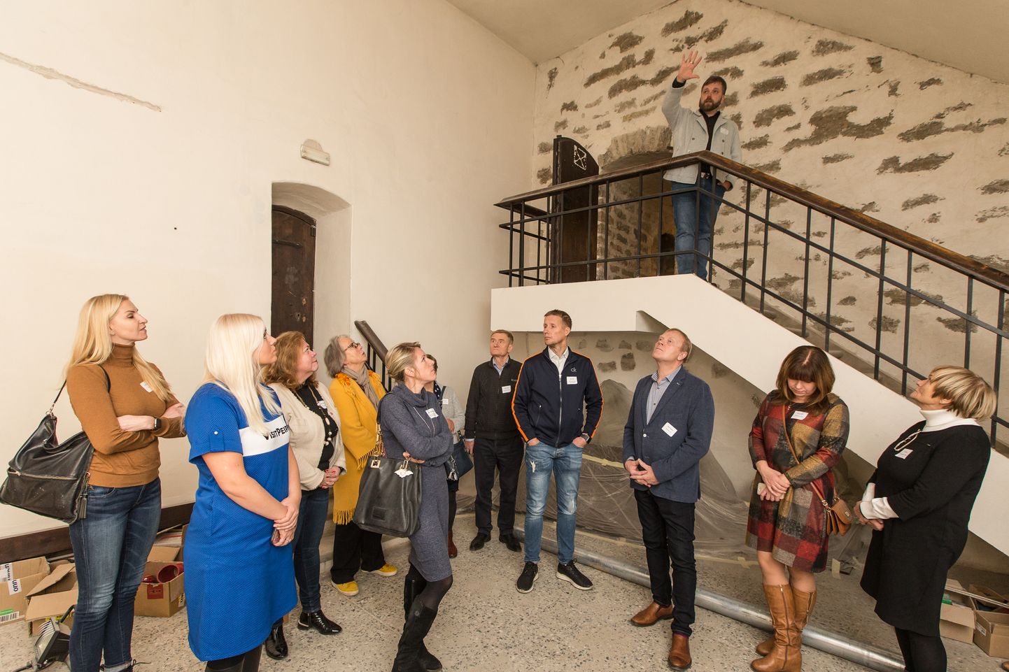 Narva muuseumi direktor Ivo Posti näitab tulevast kinosaali, mille keskele kujundatakse pime ruum, kus külastaja "elab üle" pommitamise.
