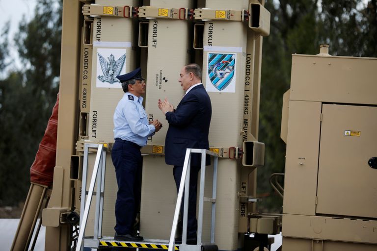 Iisraeli peaminister Benjamin Netanyahu (paremal) koos Iisraeli õhujõudude juhi Amir Esheliga raketitõrjesüsteemi «David's Sling» käikuandmise tseremoonial. REUTERS/Amir Cohen / Scanpix