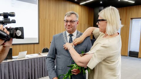 GALERII ⟩ Linnapea kohalt tagasi astunud Kristel Voltenberg ei pääsenud umbusaldushääletusest, meeriks valiti Siim Suursild