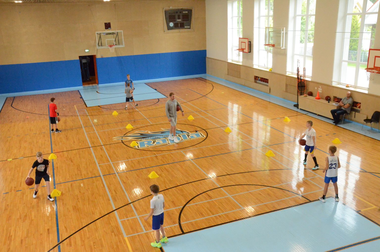 Rapla Korvpallikooli renoveeritud pallimängusaal on hubane ning seal on hea mängida.