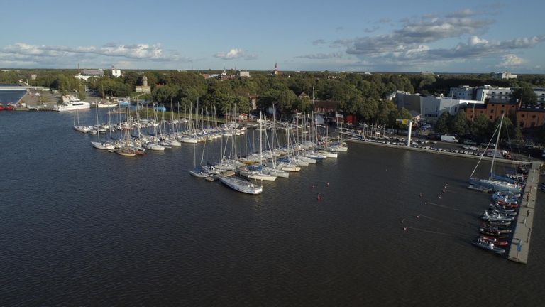 Droonifoto Pärnu jahtklubi sadamast suvel 2019.