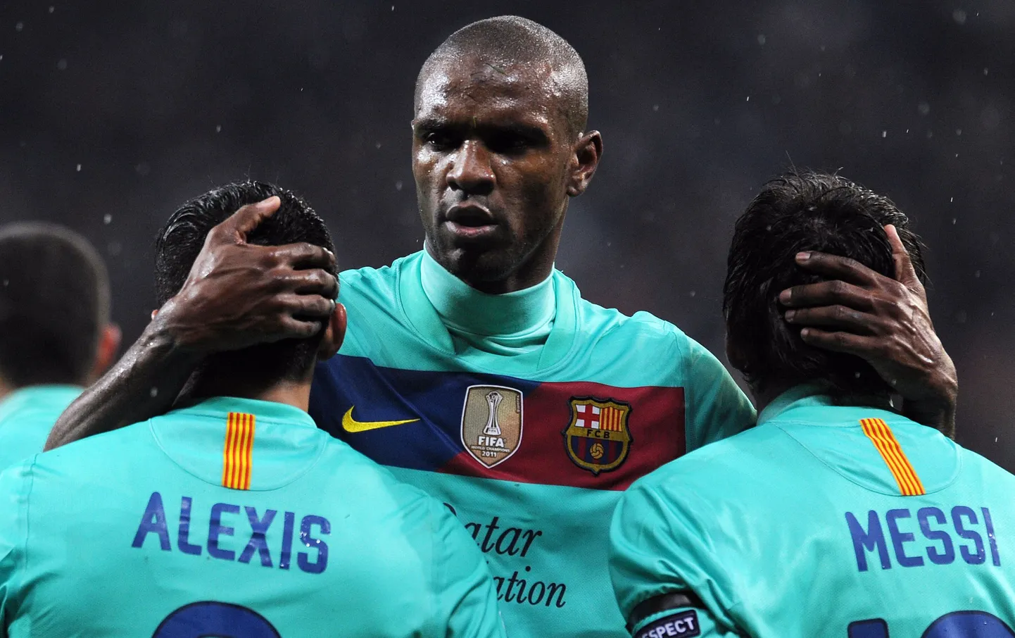Eric Abidal (keskel) koos oma meeskonnakaaslaste Lionel Messi (paremal) ja Alexis Sancheziga (vasakul).