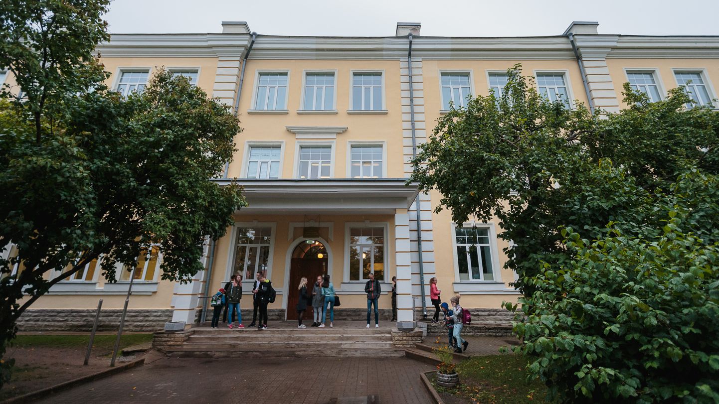 Narva Kesklinna gümnaasium asub Puškini tänaval 1950. aastal ümber ehitatud sõjaeelses koolihoones.