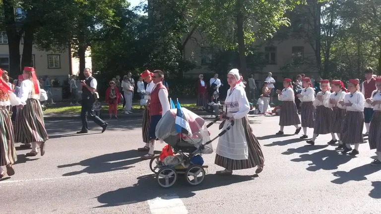 Ida-Virumaalt Sillamäelt pärit Jekaterina tuli rongkäiku oma pojaga.