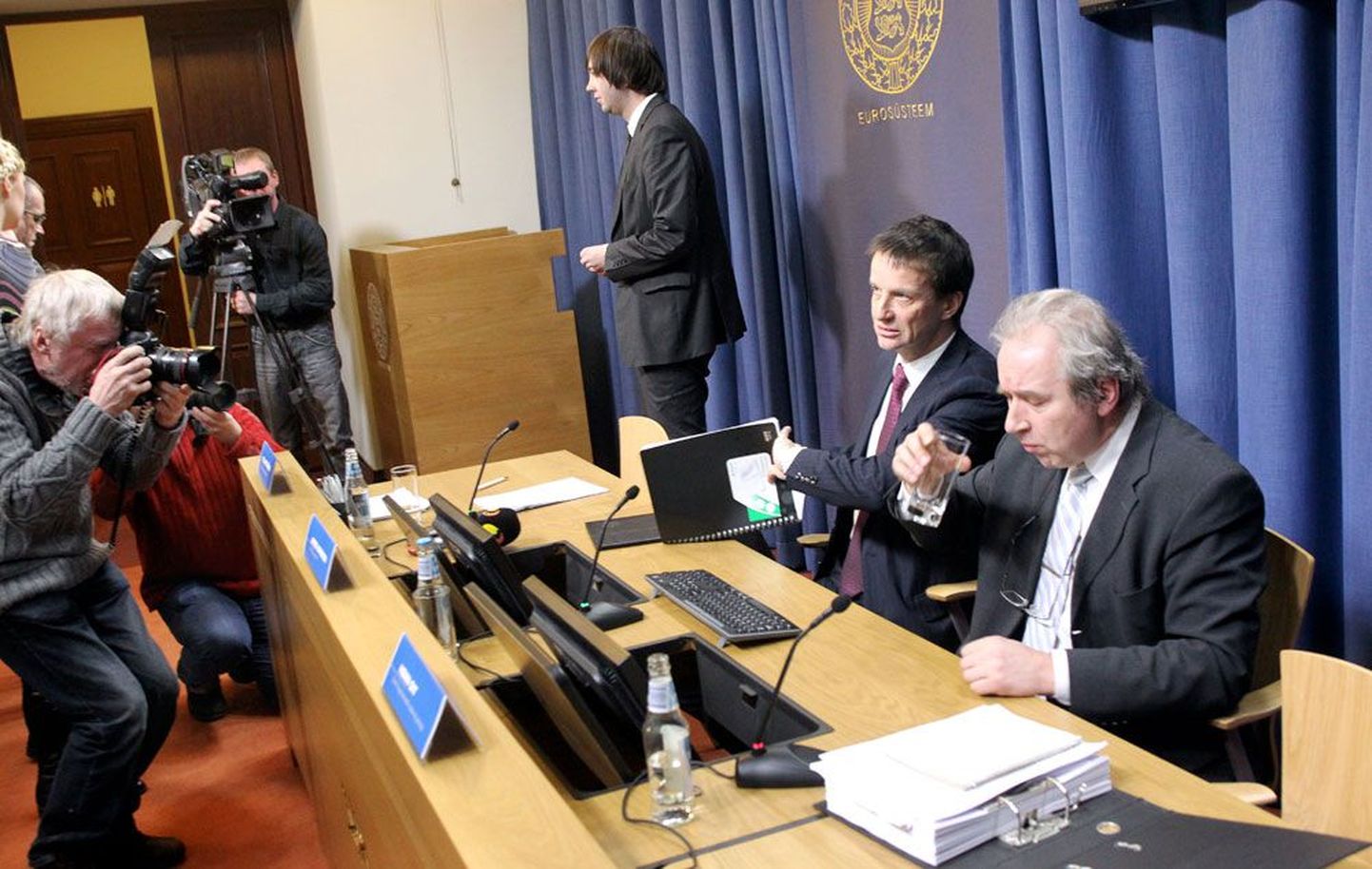 Eesti Panga president Ardo Hansson (laua taga vasakult) ja audiitor Henn Oit eile keskpanga muuseumis peetud pressikonverentsil.