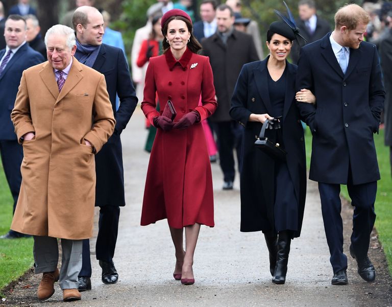 Briti kuningliku pere liikmed minemas 25. detsembril 2018 Sandringhamis kirikusse. Vasakul ees prints Charles, ta seljataga prints William, siis hertsoginna Catherine, hertsoginna Meghan ja prints Harry.