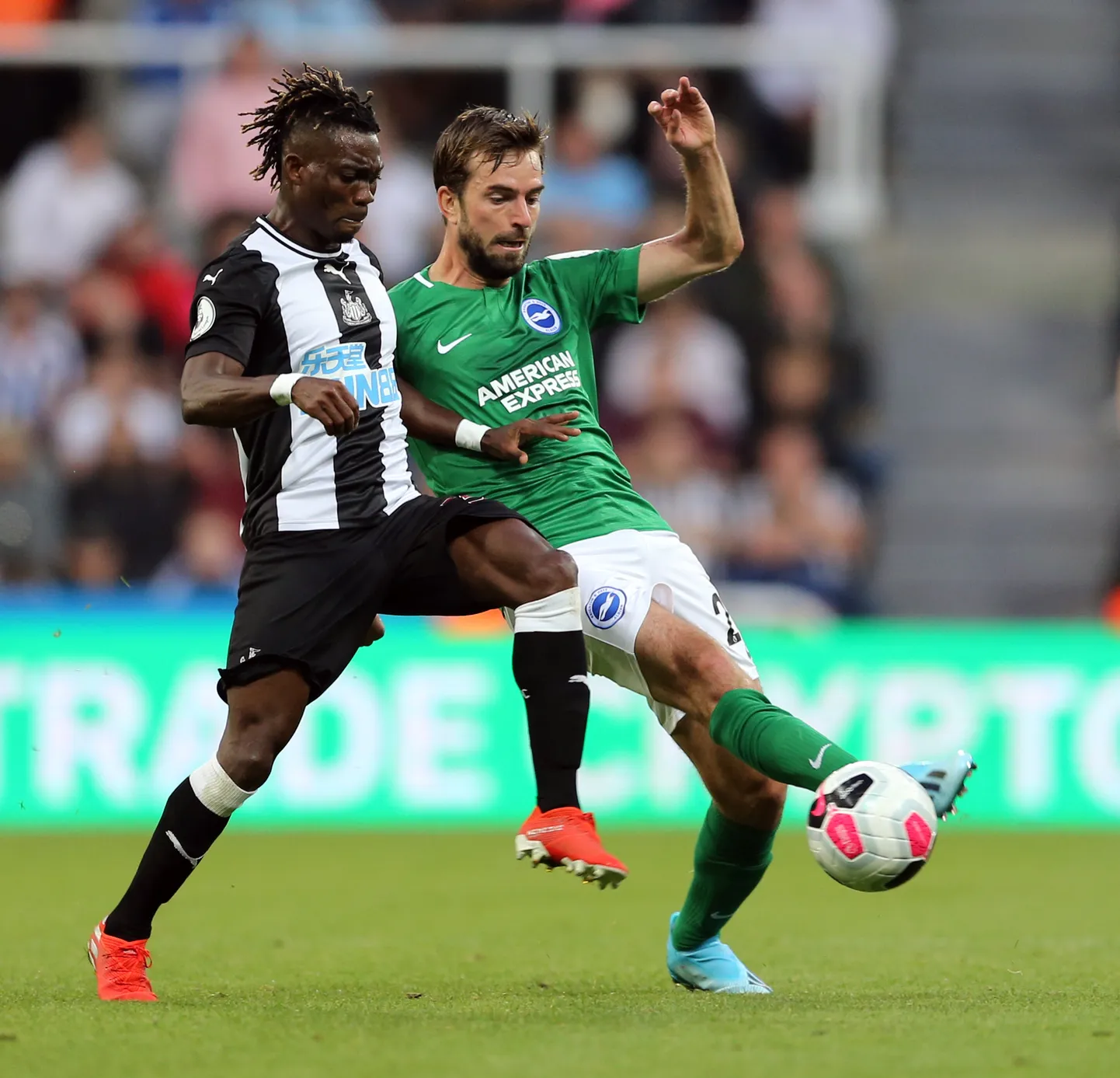Christian Atsu (vasakul).