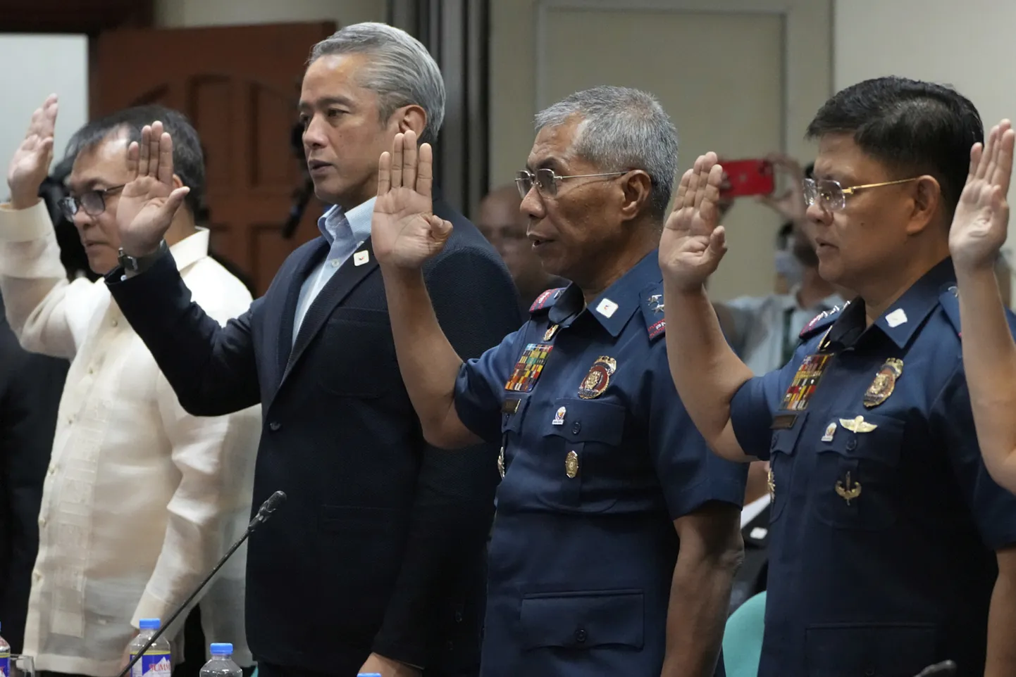 Filipiinide sise- ja kohaliku omavalitsuse ministeeriumi osakonna sekretär Juanito Remulla juunior (vasakult teine), politseibrigaadi kindral Nicolas Torre ja politseiülem Rommel Marbil endise presidendi Rodrigo Duterte vahistamist käsitleval ärakuulamisel Filipiinide senati väliskomisjonis, 20. märtsil 2025. a.
