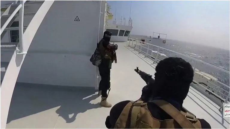 Хуситы опубликовали снимки, на которых видно, как их бойцы захватывают судно в Красном море 21 ноября
