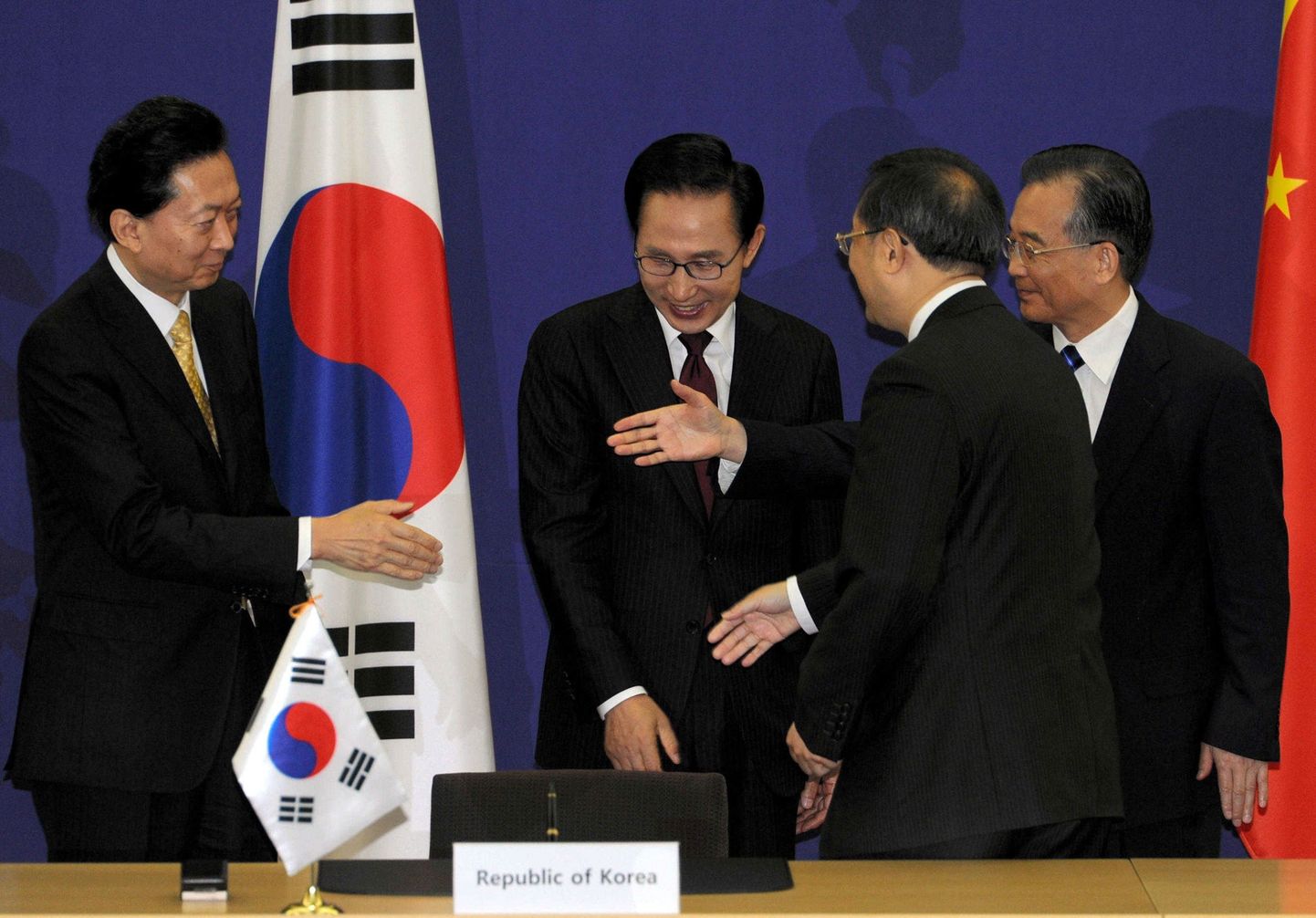 Hiina peaminister Wen Jiabao (paremal), Jaapani peaminister Yukio Hatoyama (vasakul), Lõuna-Korea president Lee Myung-Bak (keskel).
