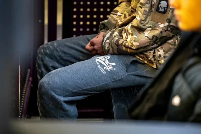 Mõrvas süüdistatavad kohalikud poisid astusid Pärnus kohtu ette.