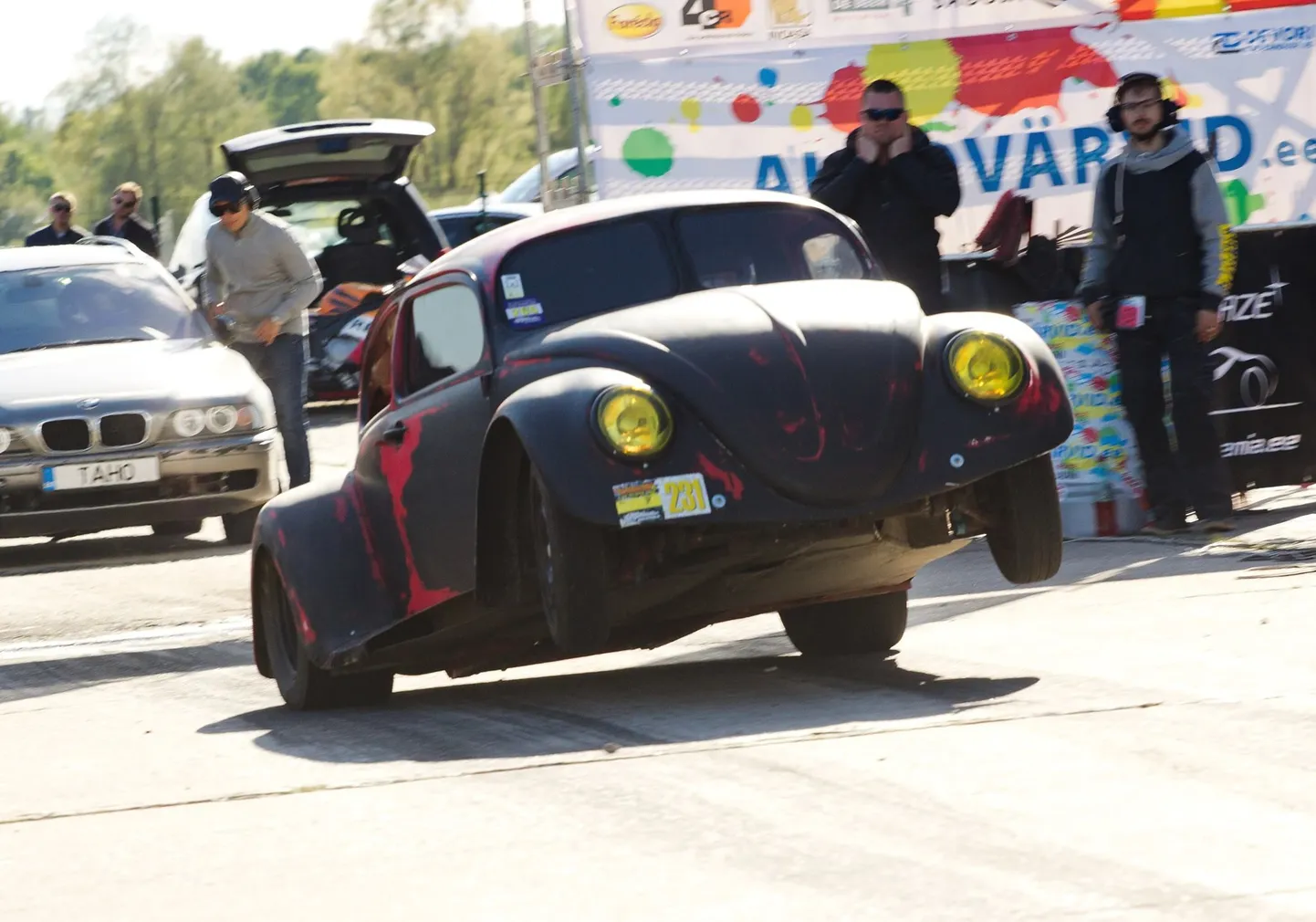 Joosep Järv pakkus oma «Super Street» klassis võistelnud VW Beetle'ga vaatepilti, mida kiirendusradadel kuigi palju ei näe. Auto kerkis stardis tagaratastele.