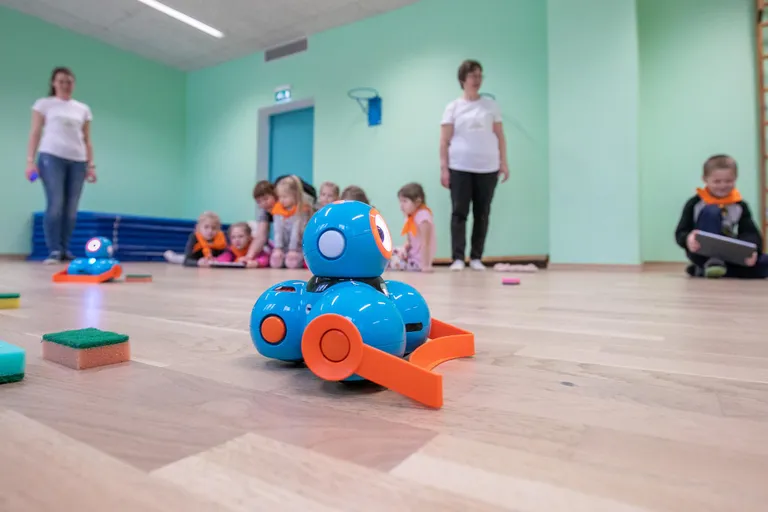 Lapsed lasid robotitel põrandal nõudepesusvamme kokku lükata. Ehk on tulevikus võimalik niimoodi puldi abil suuremaid roboteid näiteks lume lükkamiseks kasutada.