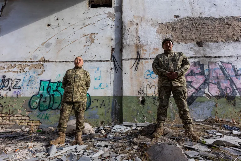 Siberi rahvad ei kuulu üksnes Vene armeesse, vaid neid leidub ka Ukraina relvajõududes, veendus Postimees Gennadi Mangataevi ja Saydo Khomuse näitel.