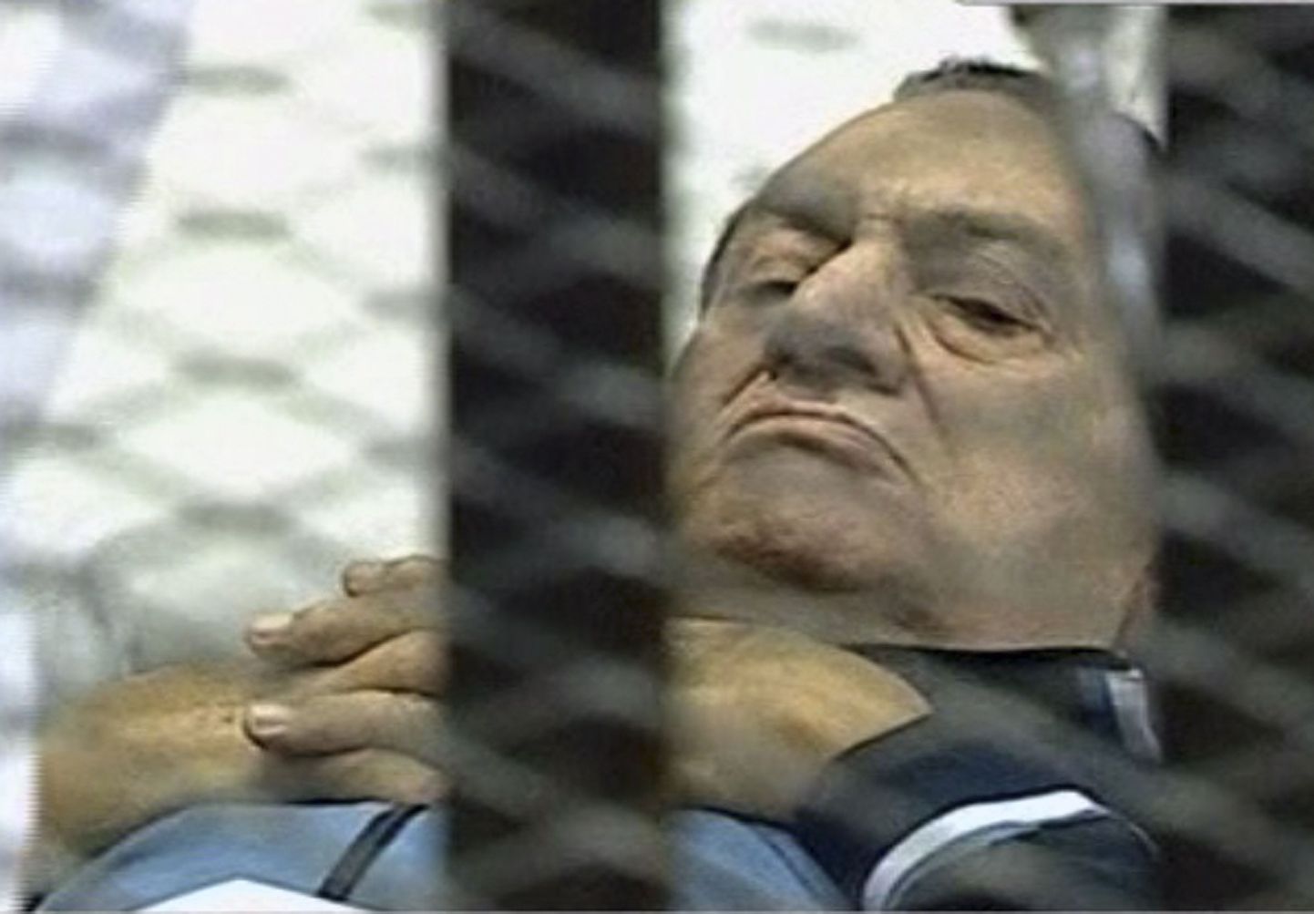Videokaader Hosni Mubarakist täna Kairo kohtusaalis.