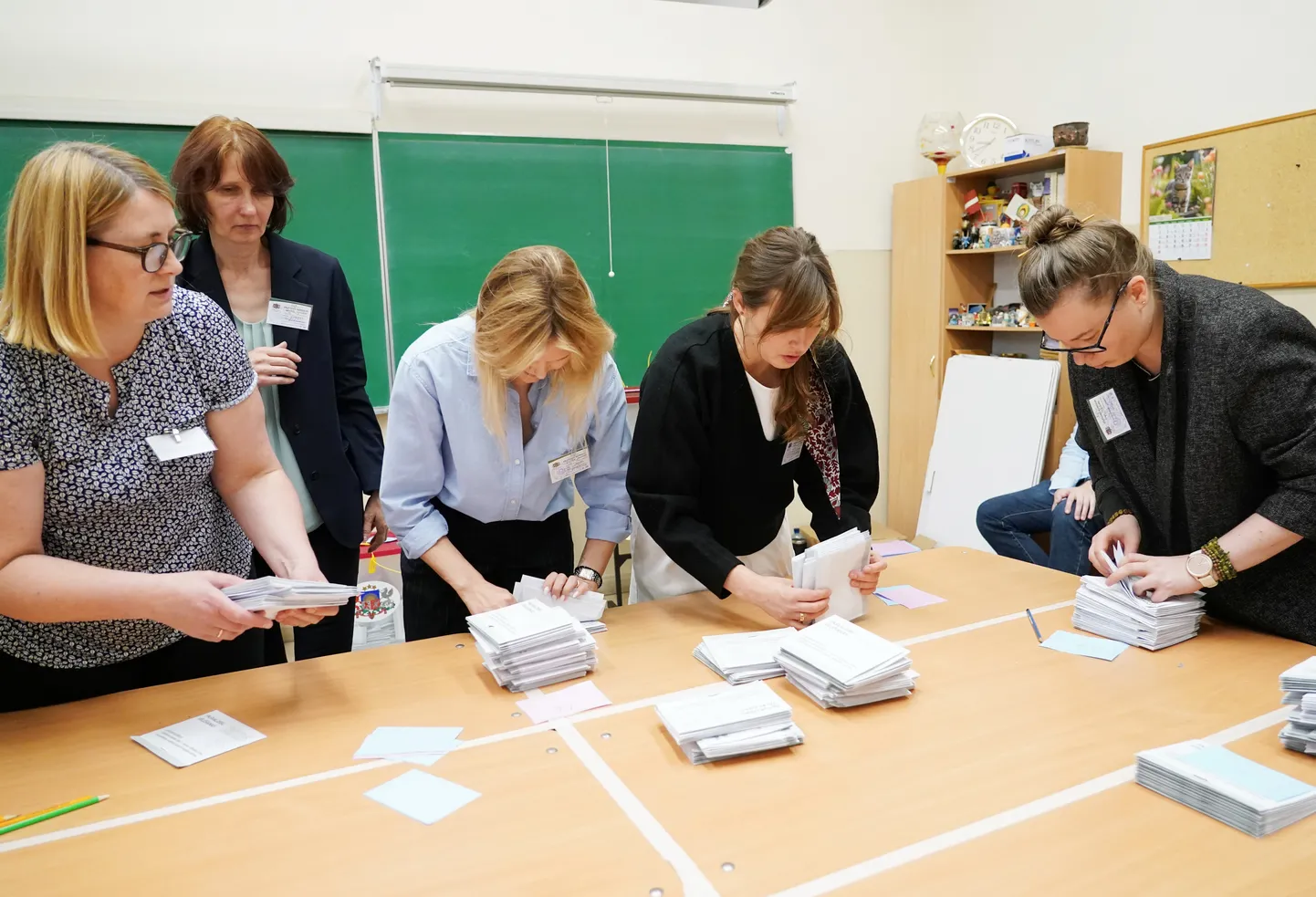 Tiek atvērta balsojumu urna pašvaldību vēlēšanās 75. vēlēšanu iecirknī Rīgas Valsts 1. ģimnāzijā.
