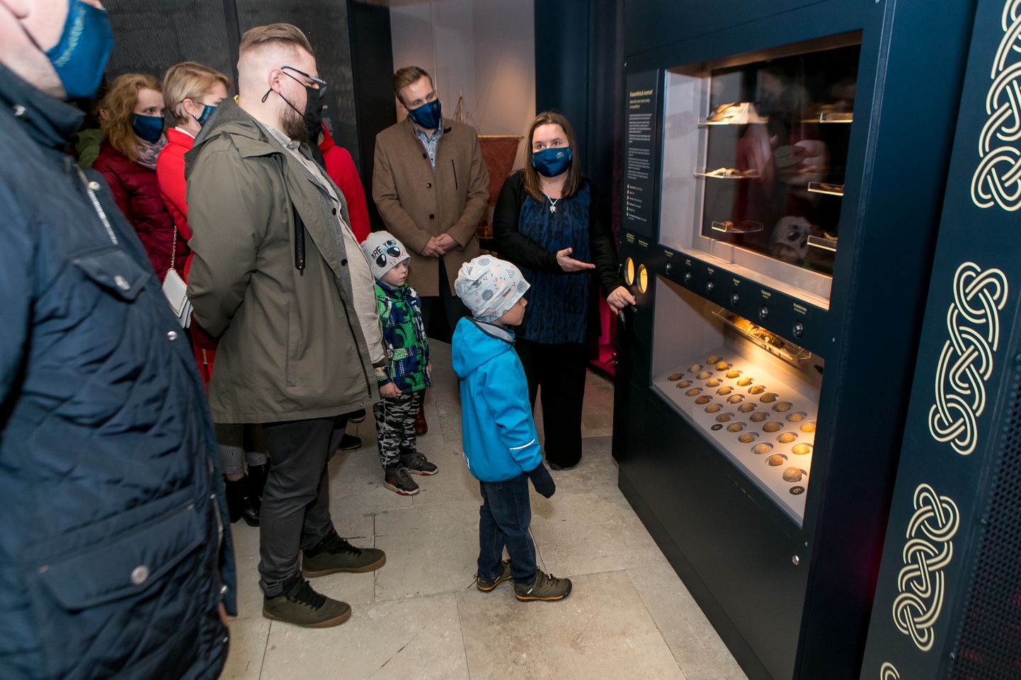 TÕMBENUMBER: Mullu mais avatud viikinginäitus meelitas muuseumisse rahvast lähemalt ja kaugemalt.