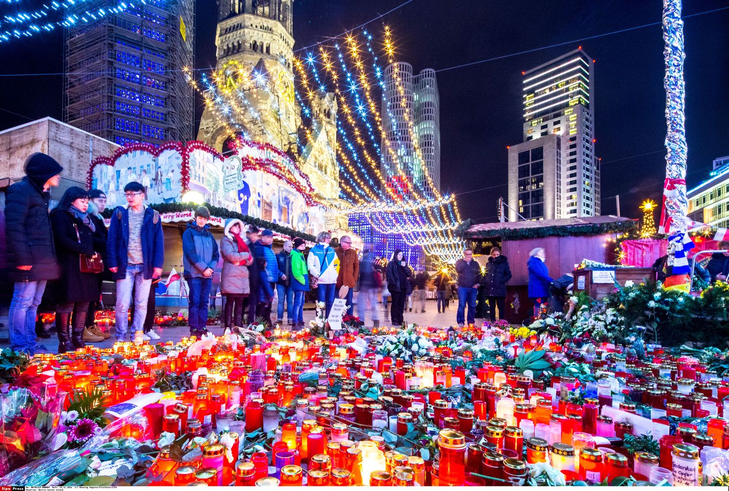 Leinaküünlad Berliini jõuluturul pärast 2016. aasta terrorirünnakut, milles hukkus 12 ja sai viga 48 inimest.