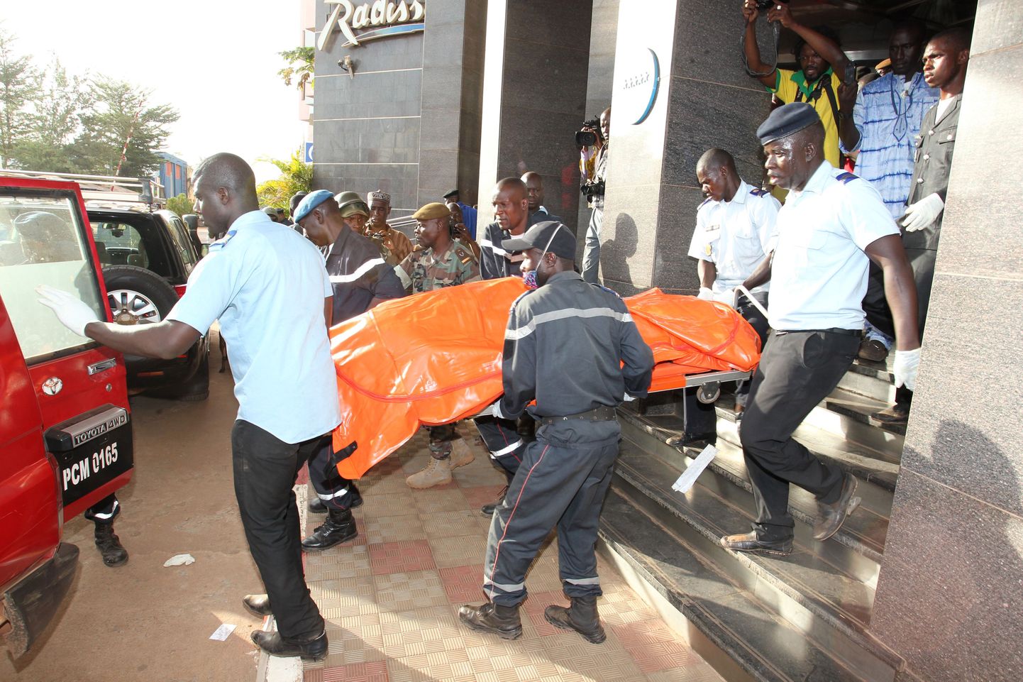 Päästemeeskond toimetab hukkunud Bamako Radisson Blu hotellist välja.