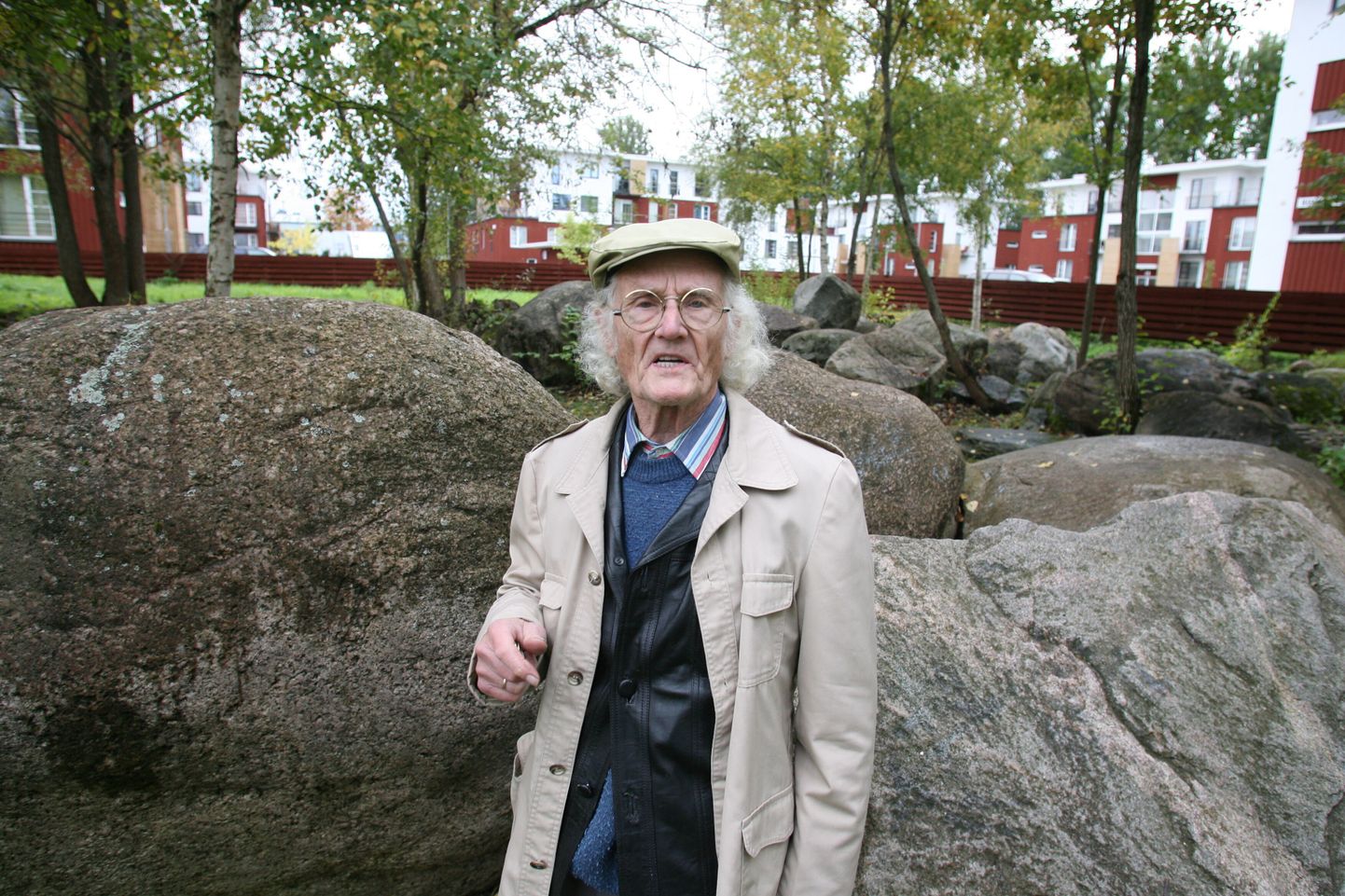 Pildistatud teisipäeval, 29. septembril 2009.
Skulptor Endel Taniloo tahab kinkida suured rändrahnud Tartu linnale, et need leiaksid endale koha Taara tammikus.
