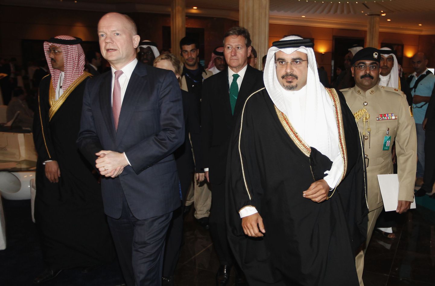 Briti välisminister William Hague koos Bahreini kroonprintsi Salman bin Hamad al-Khalifaga (ees paremal).
