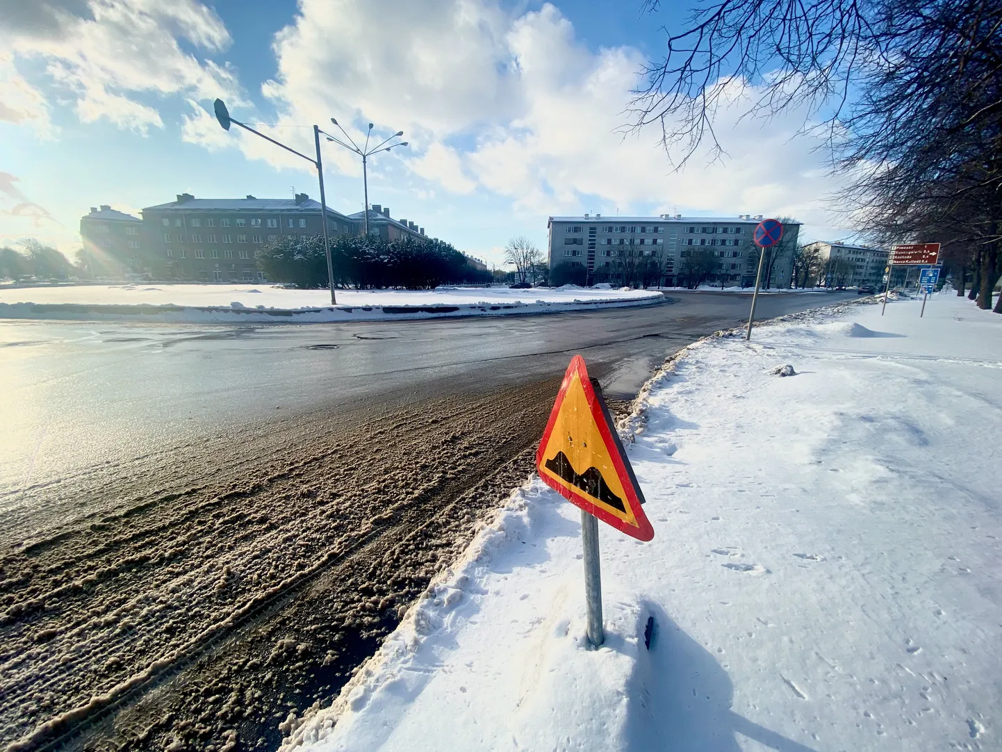Paul Kerese väljaku ringristmik, mida kasutab enamik Narvas Eesti-Vene piiri ületavaid sõidukeid.
