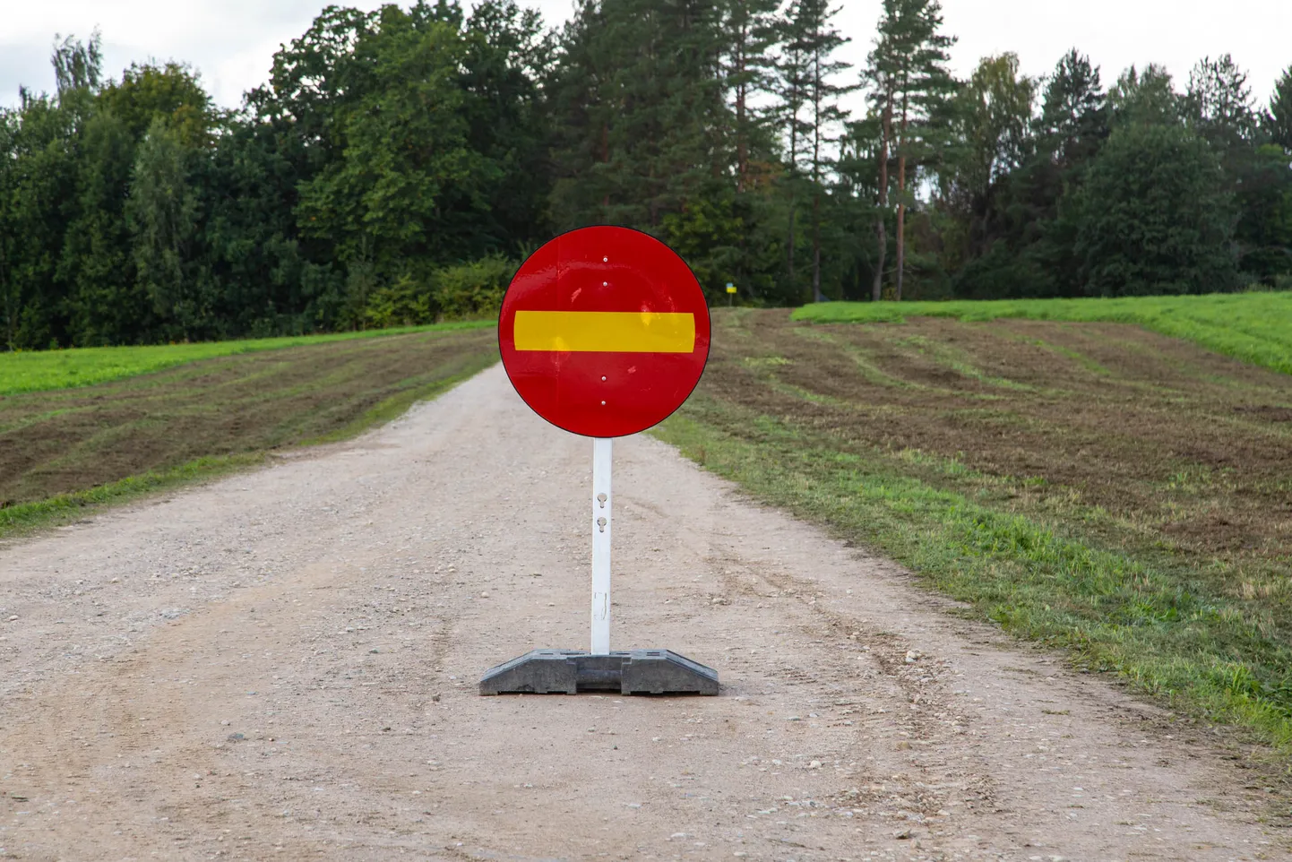 Enne lõhkamist tõkestatakse alale juurdepääsu teed. Foto on illustratiivne.