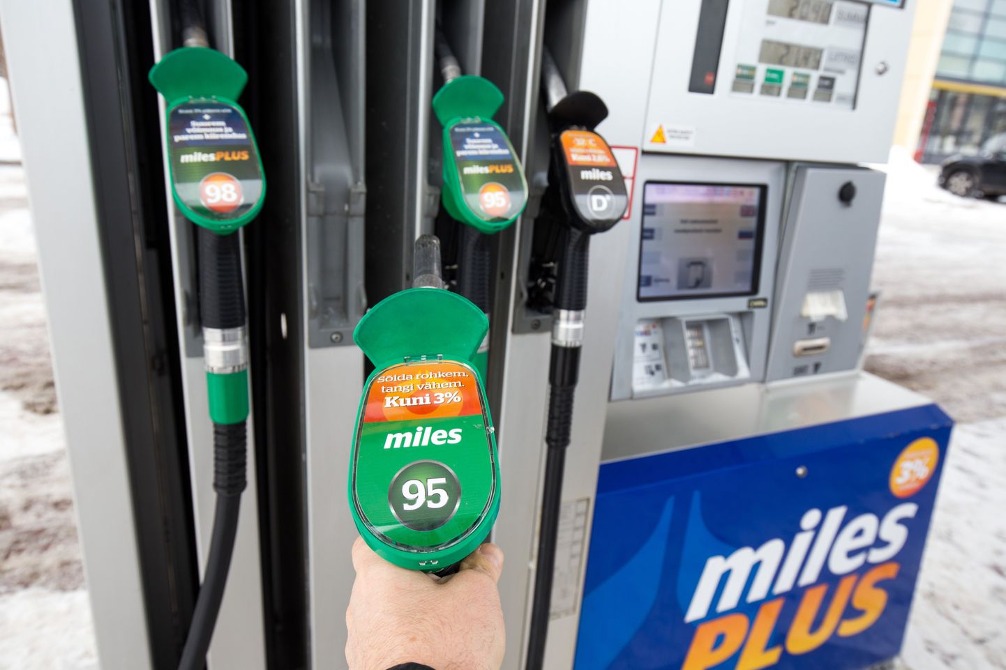 Statoili kütuse makseautomaatides saab osta klaasipesuvedelikku ja kaminapuid.