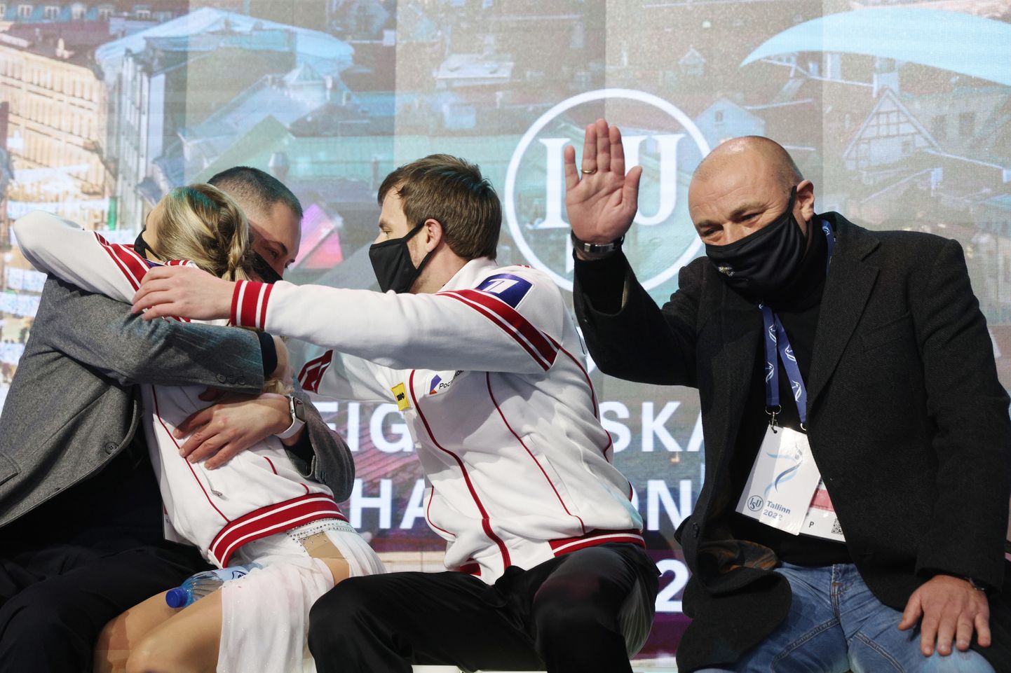 Treener Aleksandr Žulin (paremalt) rõõmustamas Tallinnas peetud EMil koos õpilaste Nikita Katsalapovi, Viktoria Sinitsina ja teise treeneri Pavel Durneviga kuldmedali võitmise puhul.