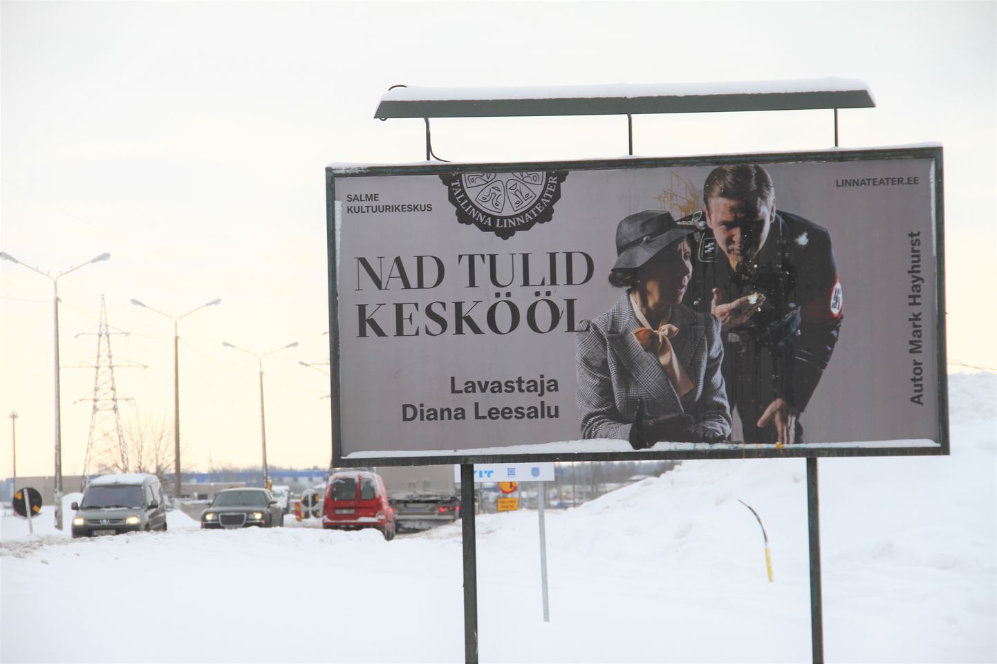 Плакат в Нарве, рекламирующий спектакль Таллиннского городского театра "Они пришли в полночь".