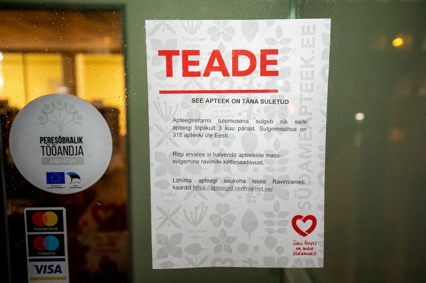 Eesti Apteekide Ühendusse kuuluvad Apotheka, Benu, Euroapteek ja Südame­apteek sulgesid kolma­päeval kell 14 oma apteekide uksed.