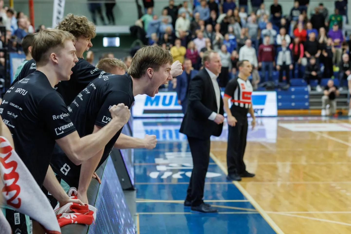 Tartu Ülikool Maks & Mooritsa noortel mängumeestel tuli tähtsaid kohtumisi valdavalt pingilt jälgida. Ent mõni kasutas võimalused siiski piisavalt ära, et uueks hooajaks leping taskusse saada.
