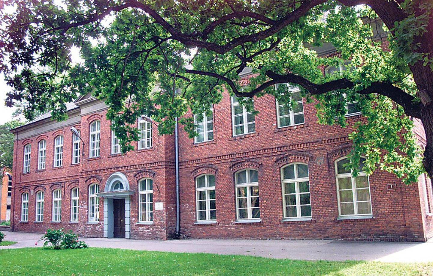 Pärnu kutsekeskkool asus aastaid Pargi tänava majas, mida aja jooksul korduvalt laiendati.