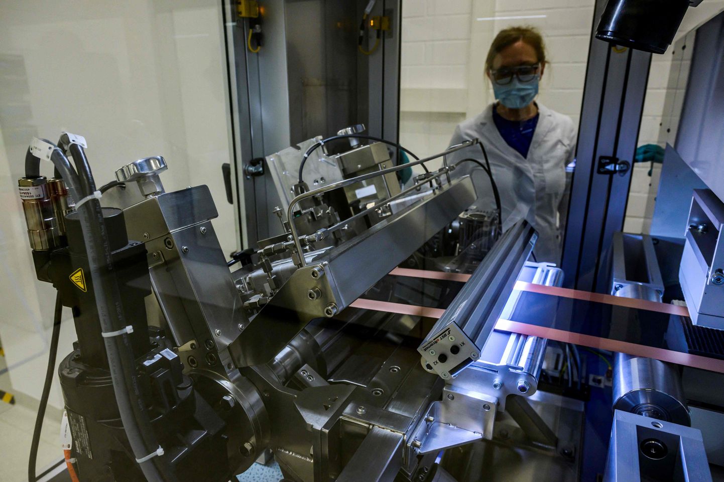 Tehnik jälgib Volkswageni kontserni uurimiskeskuses Salzgitteris katmismasinat, millega toodetakse elektroode, mis on osa akuelemendi tootmisprotsessist.