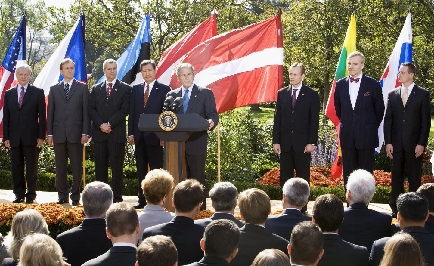 George W. Bush ja viisavabaduse saavate riikide suursaadikud Valge Maja roosiaias.