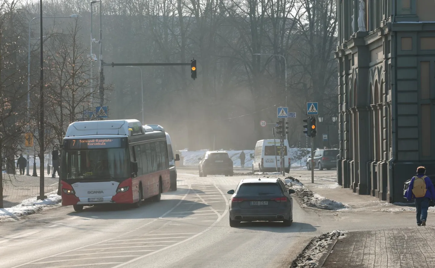 Vabaduse puiesteel oli eile selgelt näha, kui kõrge tolmupilv võib bussist tekkida.