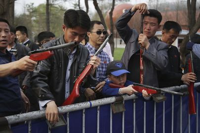 Mehed ja poisid Pyongyangi loomaaias tulistamismängu mängimas. Foto: Wong Maye-E/AP/Scanpix