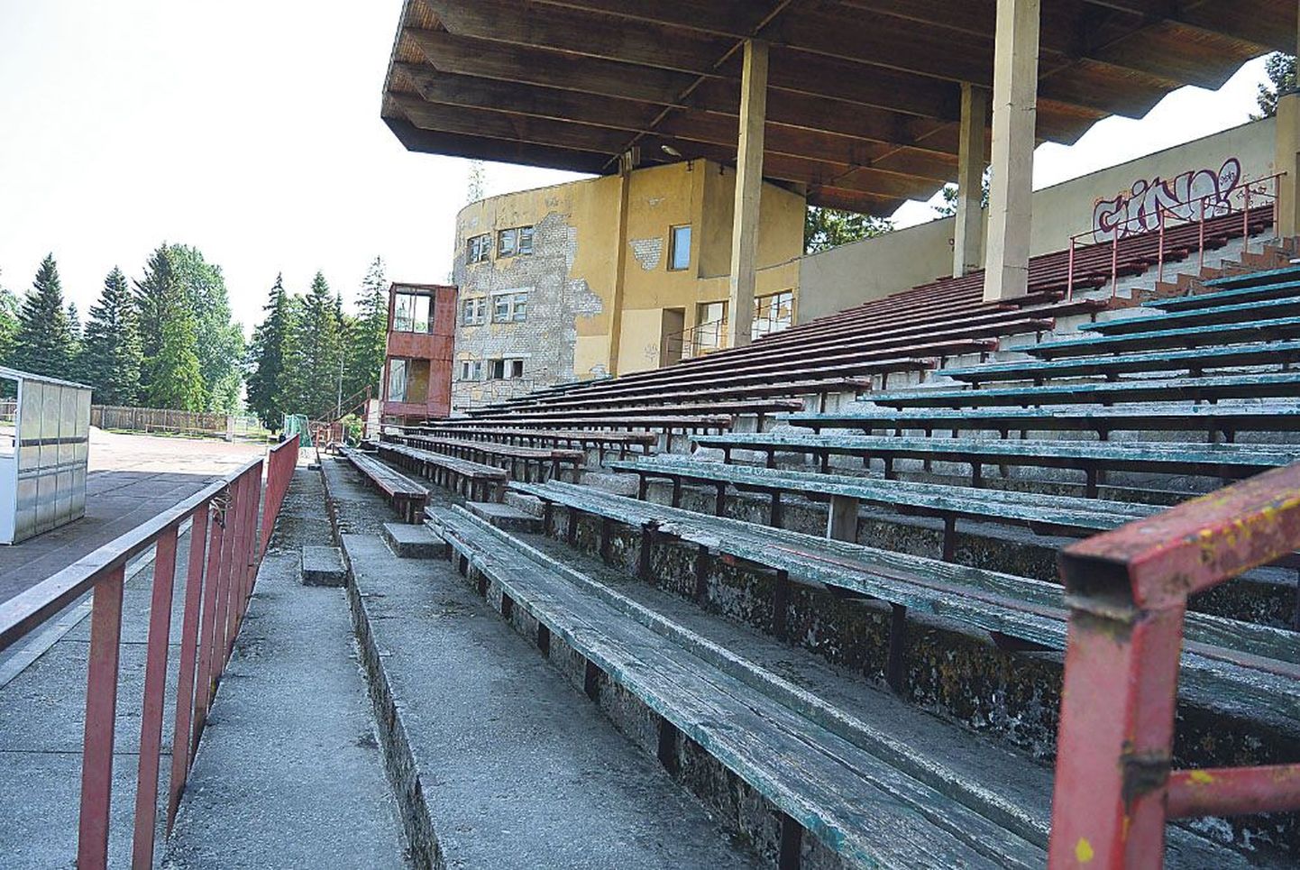 Publik saab veel kuu aega Kalevi staadioni stalkerlikus miljöös vutti vaadata.