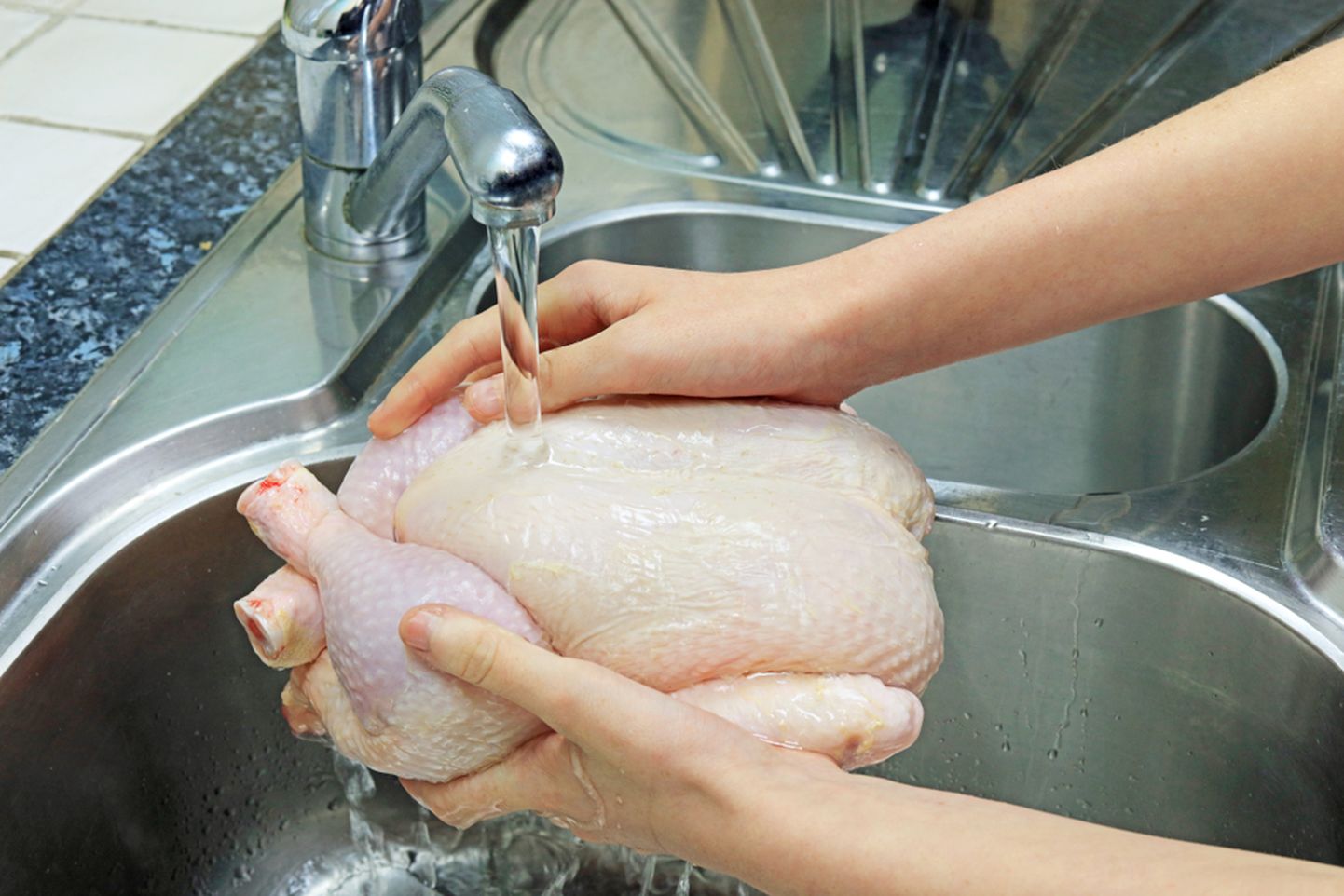 Kas toores kana tuleb vee all puhtaks loputada või mitte?