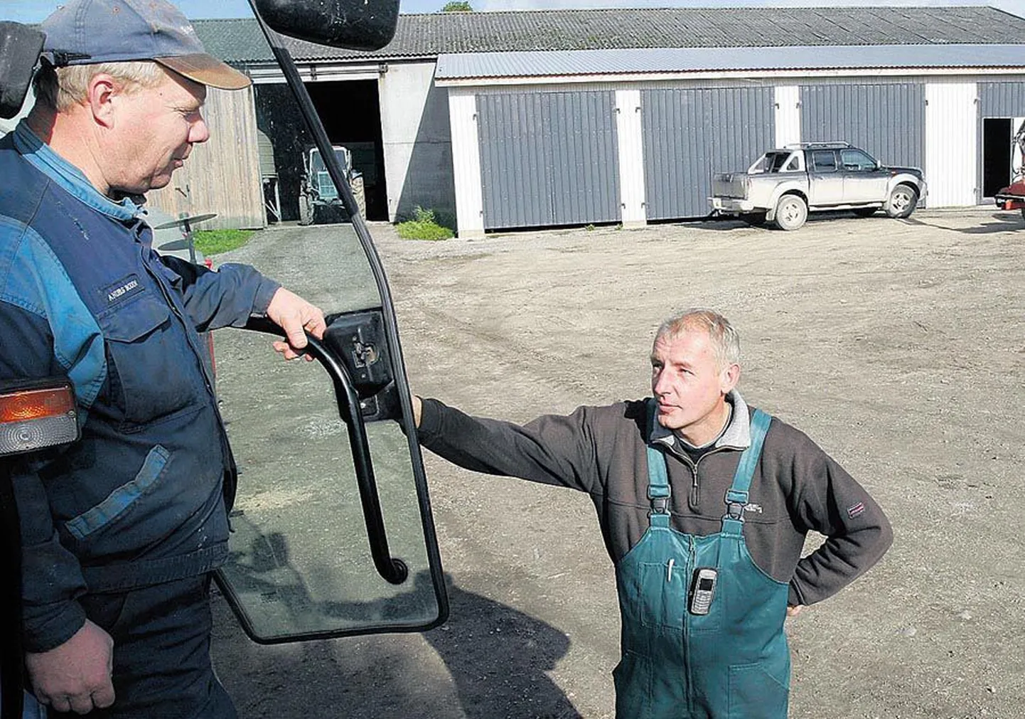 Jürijaagu peremees Andrus Lorup (paremal) ja eestööline Heikki Esna peavad töökoja hoovil enne külvile minekut veel nõu.