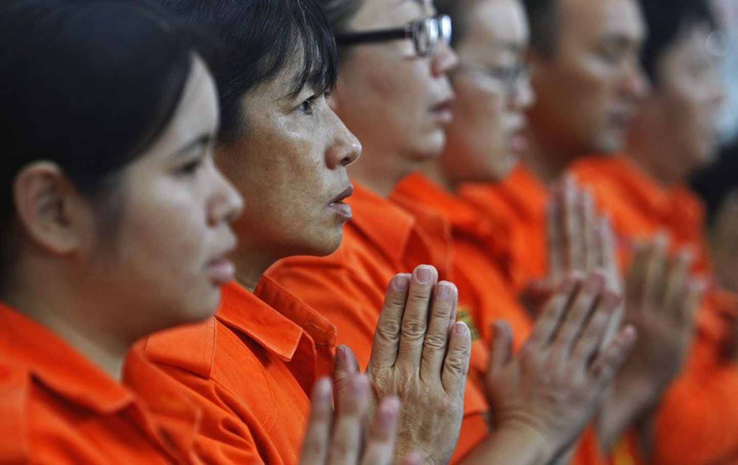 Budistidest päästetöötajad palvetamas Kuala Lumpuri lennujaamas reisilennukil viibinud inimeste eest.