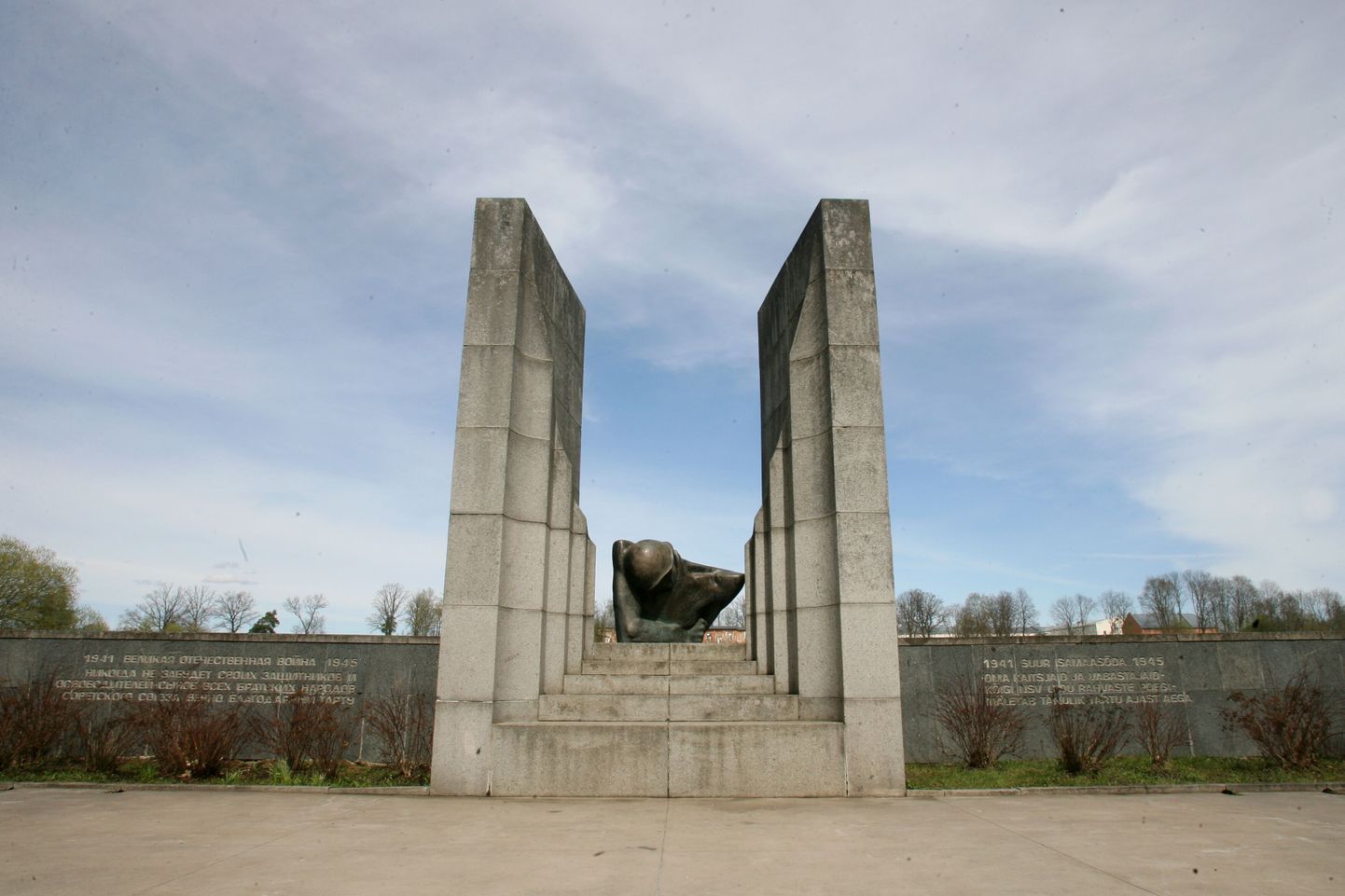Монумент в память павших советских солдат в Тарту у озера Раади.