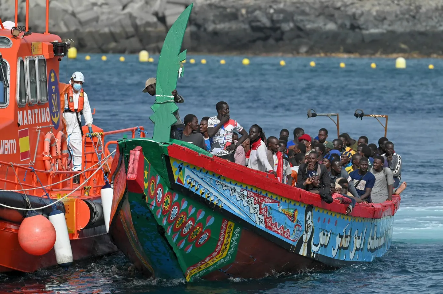 Hispaania merepääste alus lootsib Kanaaride kõige edelapoolsema saare El Hierro rannikul migrantide cayuco’t – väikest puust paati – La Restinga sadamasse.