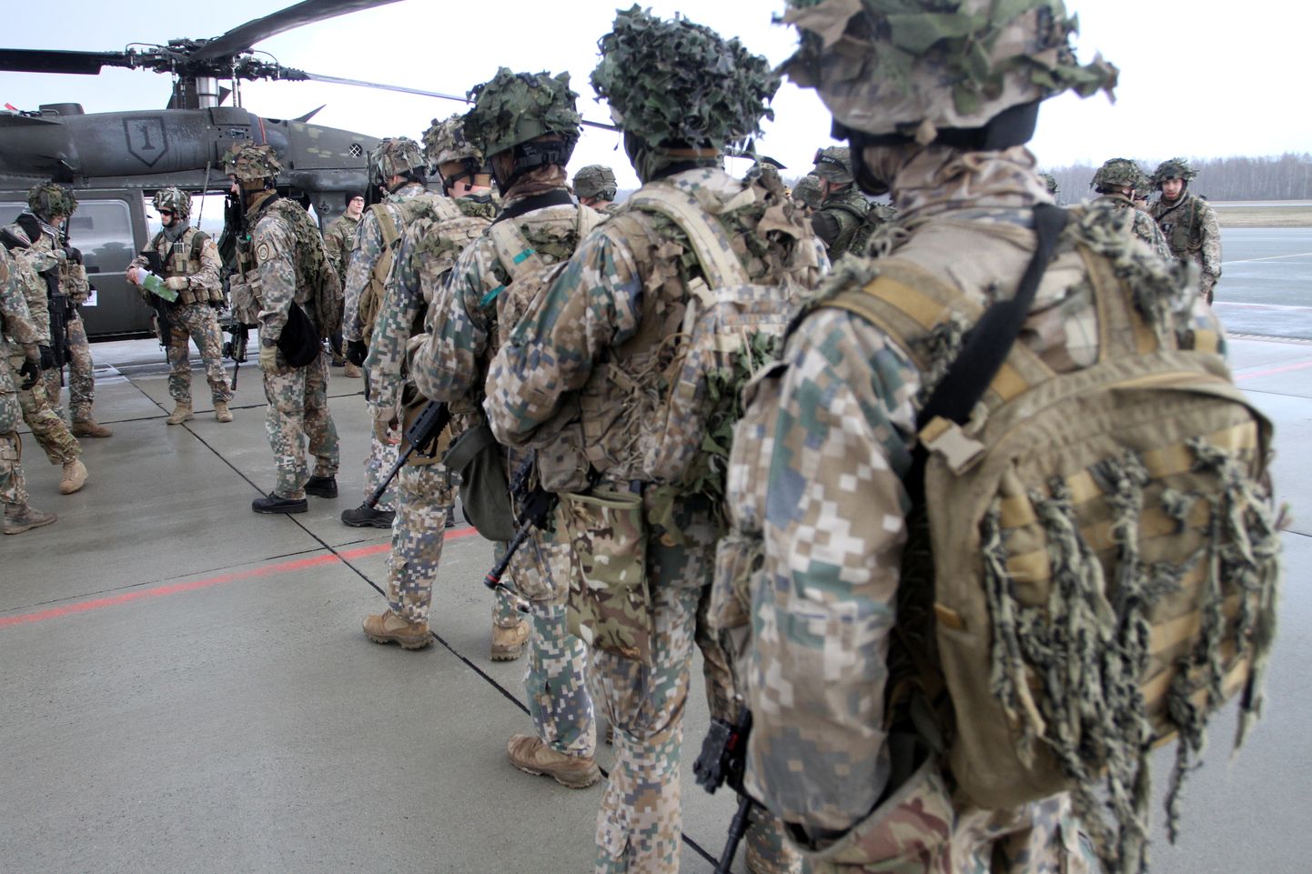 Sõdurid osalemas Lätis toimuval treeningharjutusel.