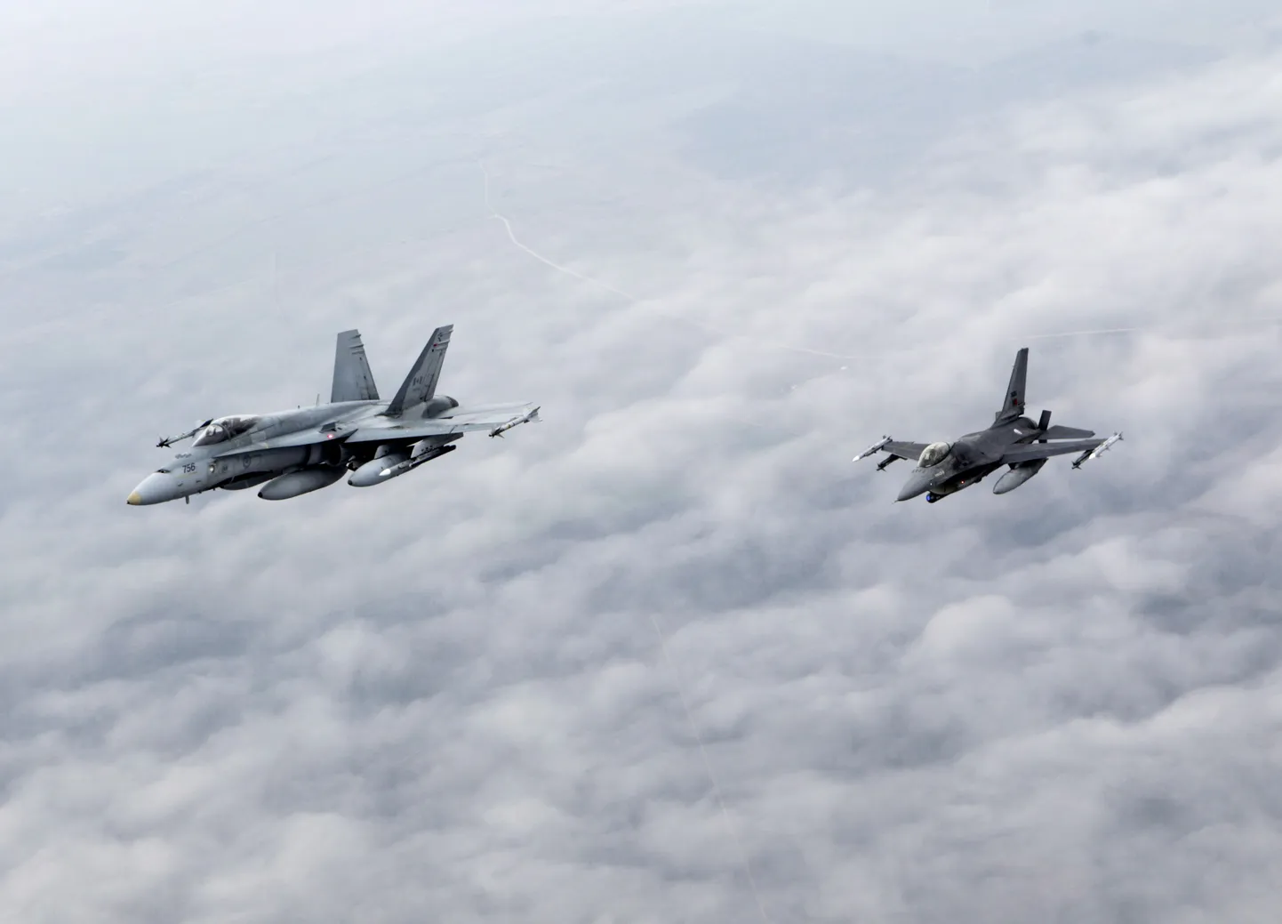 Канадский CF-18 и португальский F-16 патрулируют небо Балтии.
