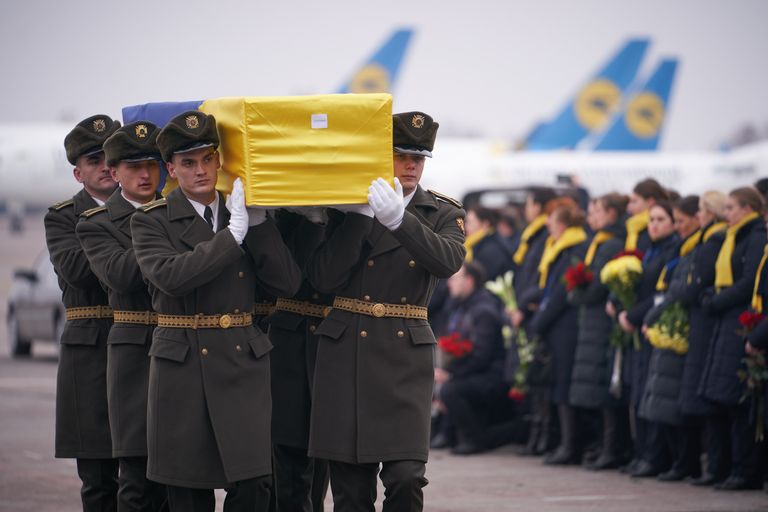 Ukraina võimud võtsid hukkunud kaasmaalaste kirstud vastu Kiievi lennuväljal auvahtkonnaga. 