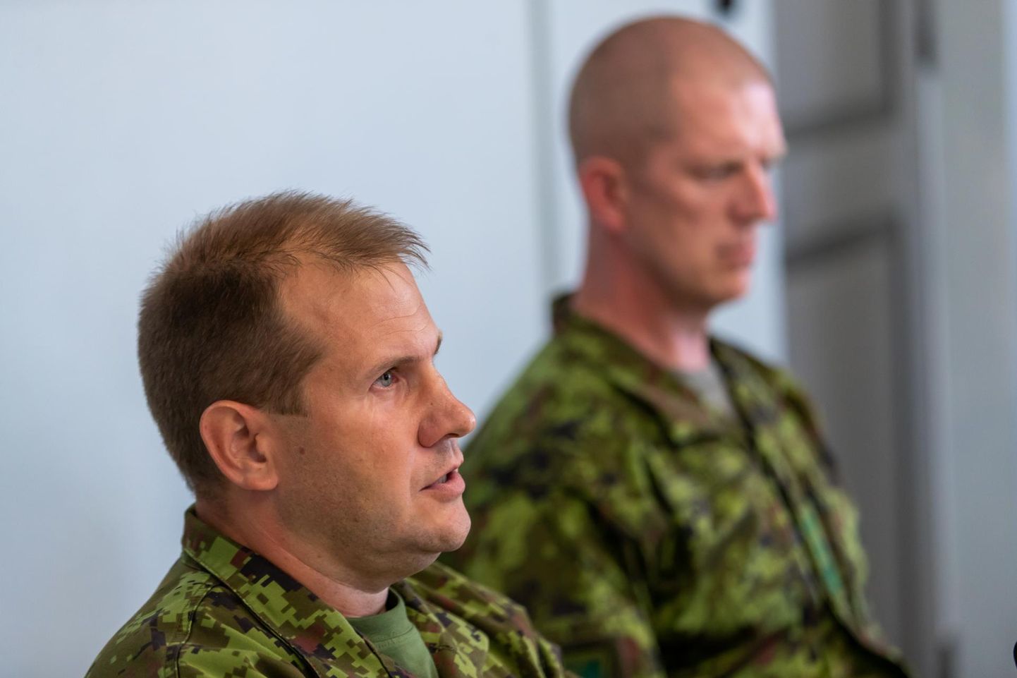 Õhuväe ülem kolonel Riivo Valge (vasakul) ja kaitseväe peastaabi ülem kindralmajor Martin Herem kinnitasid ajakirjanikele eksikombel välja tulistatud raketi oletatava plahvatuskoha leidmist.